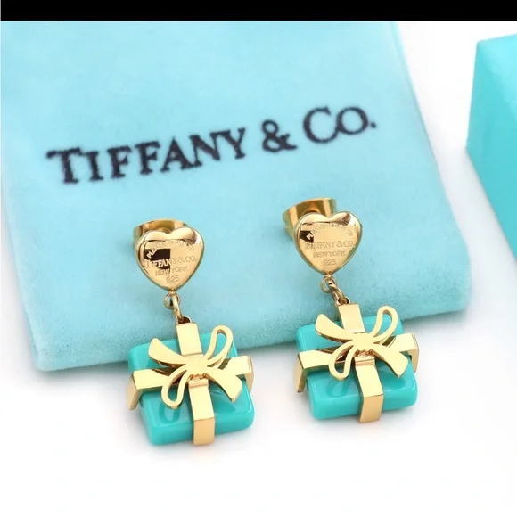 SMALL HEART AND GIFT BOX EARRINGS IN GOLD OR SILVER IN FASHION POUCH - Picture 4 of 7